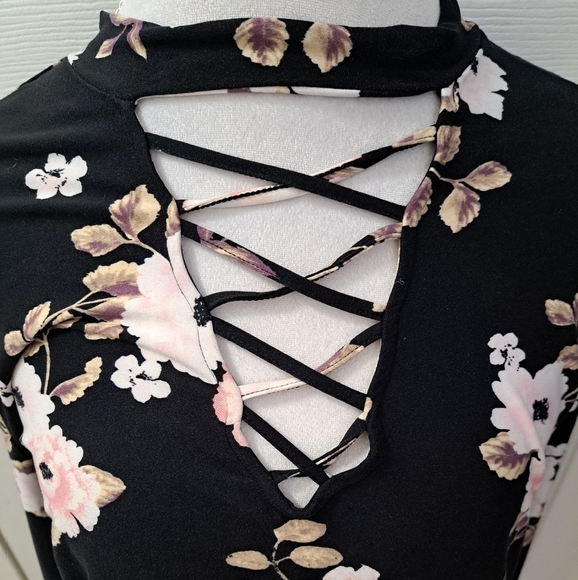 Pink Floral Tunic With A Criss Coss Neckline        Size XXL - Picture 9 of 10